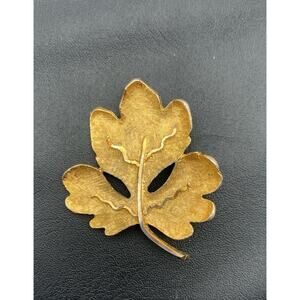 Vintage Beautiful Gold Tone Leaf Brooch Signed BSK